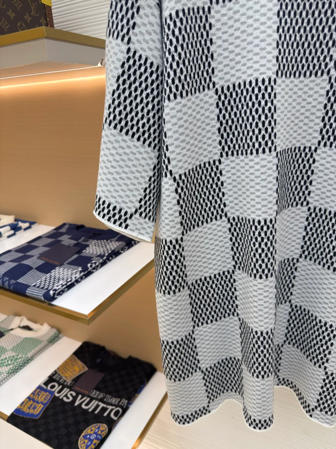 LOUIS VUITTON checkerboard woolen short sleeves ●Authentic product: Purchased and developed by 9850 ●Item number: 1680124-A35 ●Fabric: combed cotton yarn ●Technology: Woolen ●Version: Fitted version ●Size: XS-S-M-L ●Description: 100% fully combed cotton yarn is used, and the fabric pieces are woven using a Stoll 14-needle ultra-fine machine imported from Germany worth 47W. It is woven at a parallel and even speed with reference to the original single-sided partial net bottom hanging wool structure. Each piece takes 270 minutes to weave. During weaving, 16 sand spits are used to alternately knit back and forth. The number of knitting rows on a single piece of front clothing is as high as 6352. The newly woven garment has a lot of knots. It requires pure manual thread picking and knot head inspection. Only after random inspection can seam picking and washing be carried out. The overall wiring is straight and delicate. The fabric is comfortable and soft, and the color is consistent with no color difference. It can be matched with the same style to create a fashionable look, and can be used in various occasions. Customized accessories, complete with three standards, the same style for men and women!